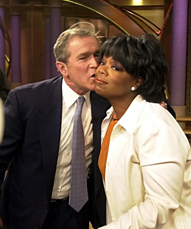 Oprah je dobila na gledanosti jer je radila ono što se nitko drugi nije usudio raditi, u emisiju je dovodila ovisnike o pornografiji, vještice, psihičke bolesnike, ali i političare koje je pitala intimna i neugodna pitanja. Međutim, nitko joj nije zamjerao jer je svima znala prodati priču da &quot;ljudi vole kada pokažete svoje pravo lice&quot;. Opri je uvijek bila bitna brojka, a ne ljudska emocija, rekla je jedna njezina bivša producentica koje nije mogla vjerovati kako se osoba može toliko promijeniti u tako kratkom vremenu. U knjizi je ta producentica htjela ostati anonimna jer se boji Oprinih tužbi, ispričala je da bi Oprah za vrijeme snimanja bila &quot;najbolja osoba na svijetu&quot;, ali kada bi se ugasile kamere, postala bi agresivna, nametljiva, bezobrazna i otresita prema svim svojim zaposlenicima. Ta anonimna producentica je dala otkaz jer više nije mogla trpjeti Oprine agresivne zahtjeve, jedan od njih je bio i potpisivanje neobičnog ugovora...