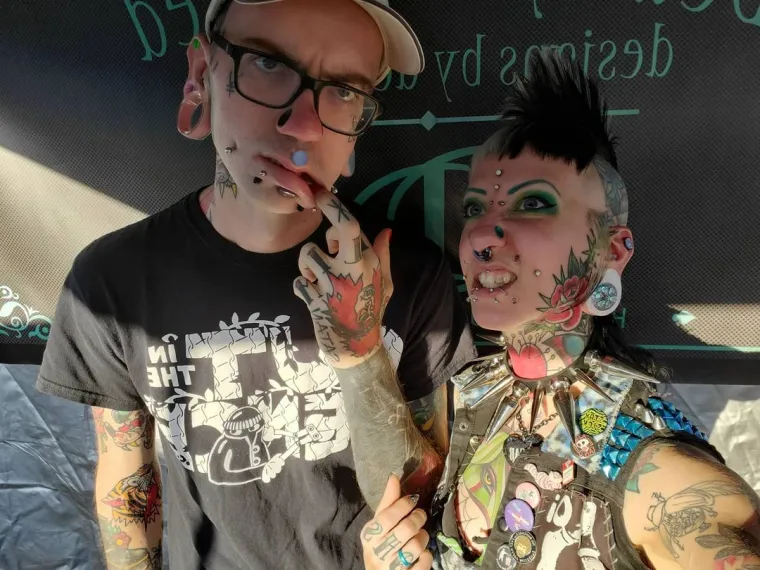 Oni se 'nose' na svoj način: Pronašli su jedno od najbizarnijih rješenja da budu zakačeni jedno za drugo