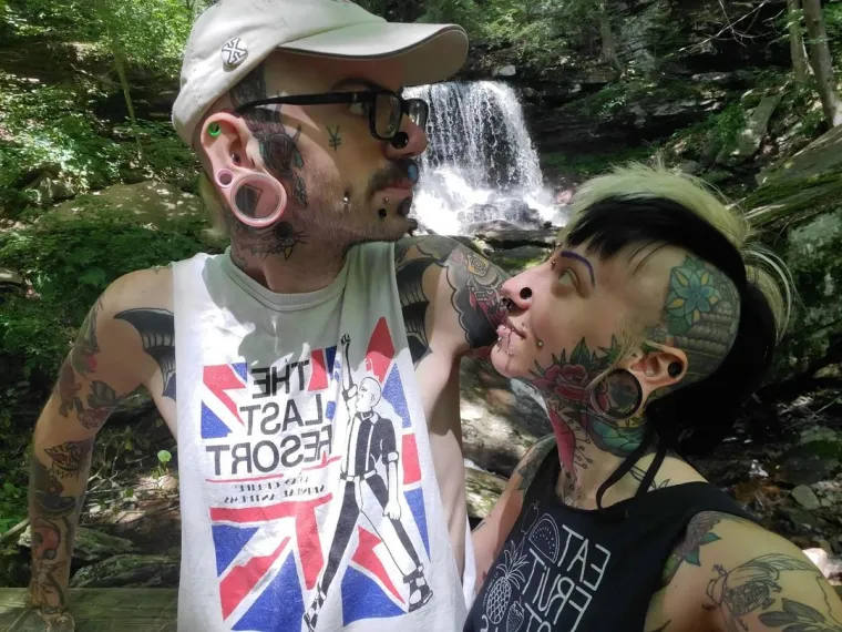 Oni se 'nose' na svoj način: Pronašli su jedno od najbizarnijih rješenja da budu zakačeni jedno za drugo