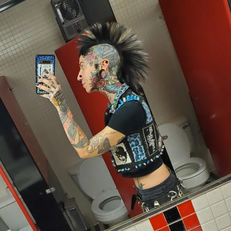 Oni se 'nose' na svoj način: Prona&scaron;li su jedno od najbizarnijih rje&scaron;enja da budu zakačeni jedno za drugo