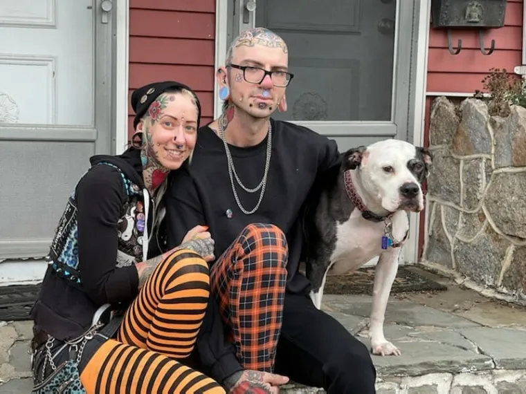 Oni se 'nose' na svoj način: Prona&scaron;li su jedno od najbizarnijih rje&scaron;enja da budu zakačeni jedno za drugo