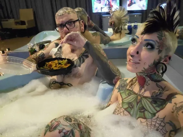 Oni se 'nose' na svoj način: Prona&scaron;li su jedno od najbizarnijih rje&scaron;enja da budu zakačeni jedno za drugo