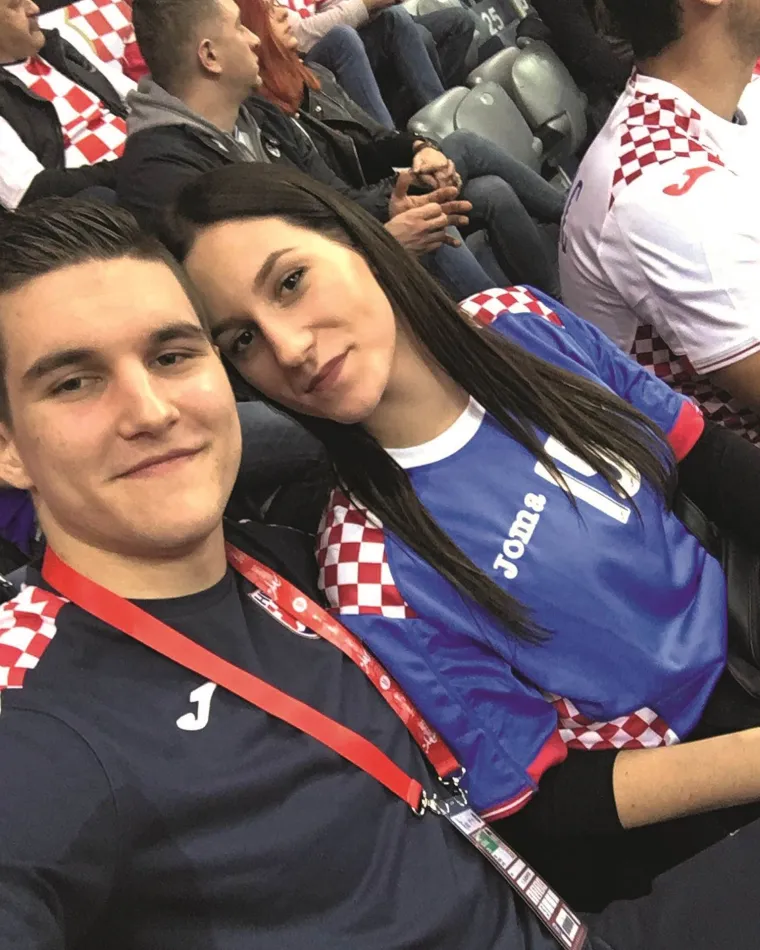 Halil Jaganjac (23) u svoju vršnjakinju Adisu Halačević zaljubio se sa 16 godina kada su zajedno išli isti razred Hotelijersko-turističke škole u Opatiji i od tada su u sretnoj vezi. &quot;Adisina potpora znači mi neopisivo mnogo, bez nje ni blizu ne bih bio toliko sretan i ispunjen u privatnom životu. Svaki dan s njom donese mi neku novu radost i sigurno da se to odražava i na moj sportski uspjeh jer sam sretan, bezbrižan i spokojan kada znam da je ona uz mene. Sport donosi puno sretnih, ali i teških i razočaravajućih trenutaka. Zato je važno da imate nekoga tko je uz vas i u dobru i u zlu, a to je za mene Adisa&quot;, otkrio je Halil nedavno u intervjuu za Story.