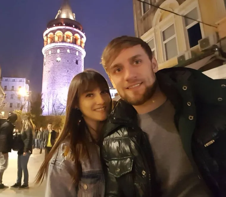 Luka Cindrić u dogogodišnoj je vezi s Larom Stipetić. Obije su iz Ogulina, a ona je i bivša rukometašica te je 2011. godine osvojila nagradu za najbolju sportašicu grada Ogulina. Također, Lara je svojevremeno osvojila i titulu druge pratilje na jednom natjecanju ljepote. Ona i Luka travnju 2020. godine dobili su kćer Alisu.