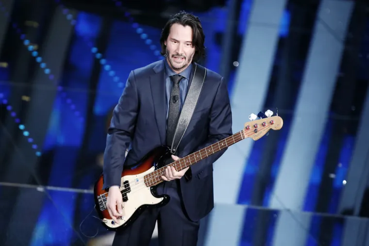 Keanu je nedavno u emisiji &quot;The Late Show sa Stephenom Colbertom&quot; otkrio da je poprilično izgnjavio dvije poznate osobe, traživši od njih autogram. Jedna od tih osoba bio je i poznati glazbenik Lou Reed: &quot;Tražio sam ga za prijatelja, a Lou je bio cool u vezi toga&quot;, prisjetio se Reeves pokojnog rokera. &quot;Autogram je bio na malenom komadu papira napisan plavom tintom. Da... bio je OK. Samo je pisalo: Lou Reed&quot;, ispričao je glumac.