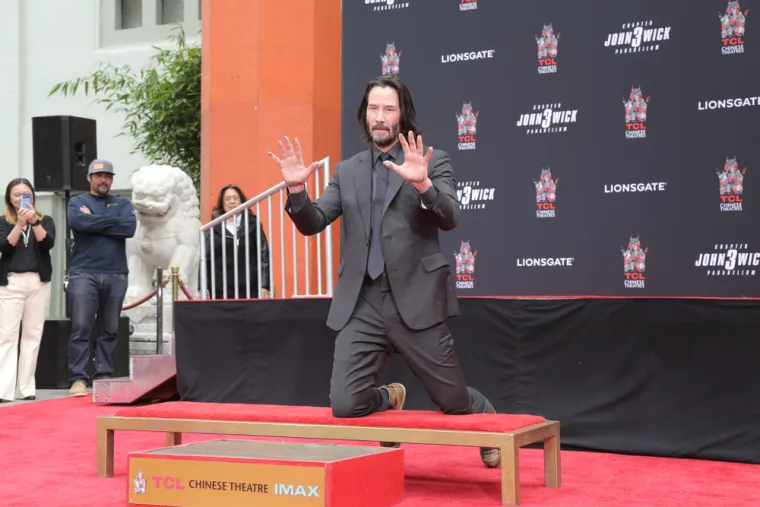&quot;Tako sam ljubomoran. Veliki sam obožavatelj&quot;, rekao je Colbert pa pitao Reevesa: &quot;A to je bilo za tebe?&quot; Glumac je voditelju odgovorio: &quot;Da. Napisao je... Ako se dobro sjećam, &apos;dragi Keanu, je*i se&quot;. 