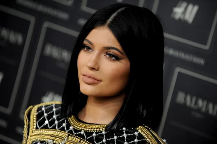 Moćna majka je utukla gomilu novca u njen izgled, a Kylie je sad sru&scaron;ila jo&scaron; jedan rekord: Evo kako se mijenjala