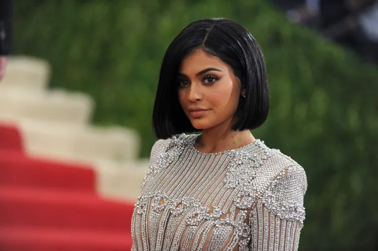 Moćna majka je utukla gomilu novca u njen izgled, a Kylie je sad sru&scaron;ila jo&scaron; jedan rekord: Evo kako se mijenjala