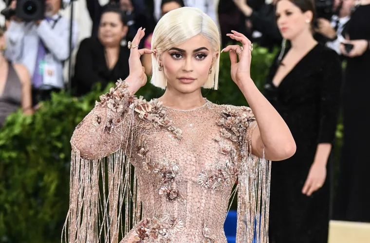 Moćna majka je utukla gomilu novca u njen izgled, a Kylie je sad sru&scaron;ila jo&scaron; jedan rekord: Evo kako se mijenjala