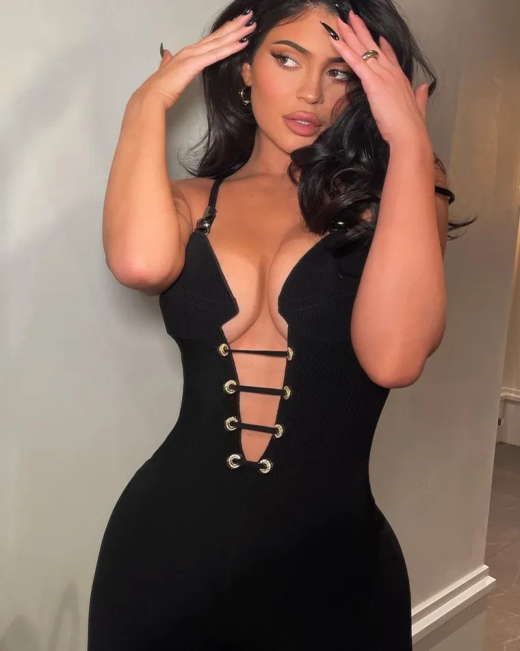 Moćna majka je utukla gomilu novca u njen izgled, a Kylie je sad sru&scaron;ila jo&scaron; jedan rekord: Evo kako se mijenjala