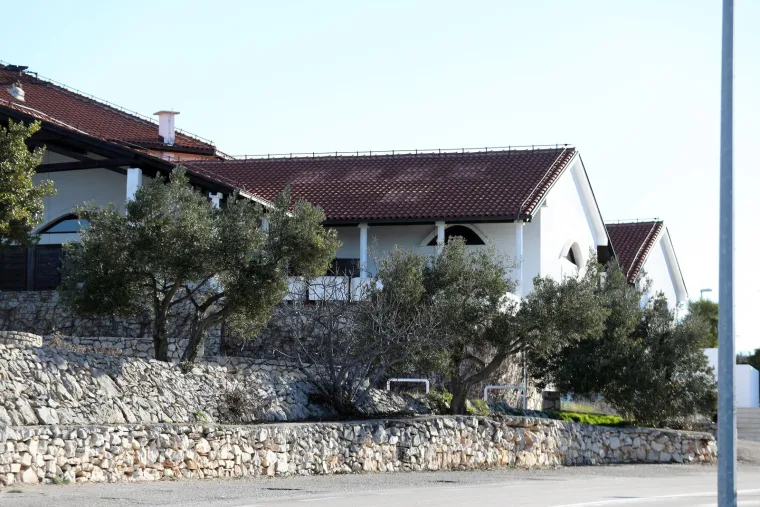 Podsjećamo, cijeli se postupak provodi zbog ovrhe tvrtke &quot;J&amp;S Mediteran&quot;, u vlasništvu primoštenske obitelji Jurić, koja &quot;Auroru&quot; drži od samog otvaranja 1. svibnja 1991. godine.

