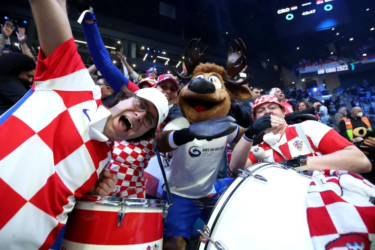 Hrvatski navijači ispunili tribine u Pick Areni na utakmici Hrvatske i Srbije