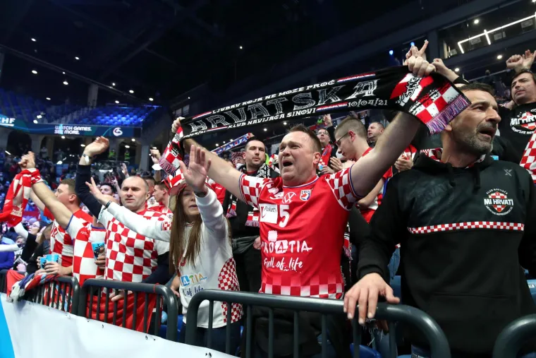 Hrvatski navijači ispunili tribine u Pick Areni na utakmici Hrvatske i Srbije