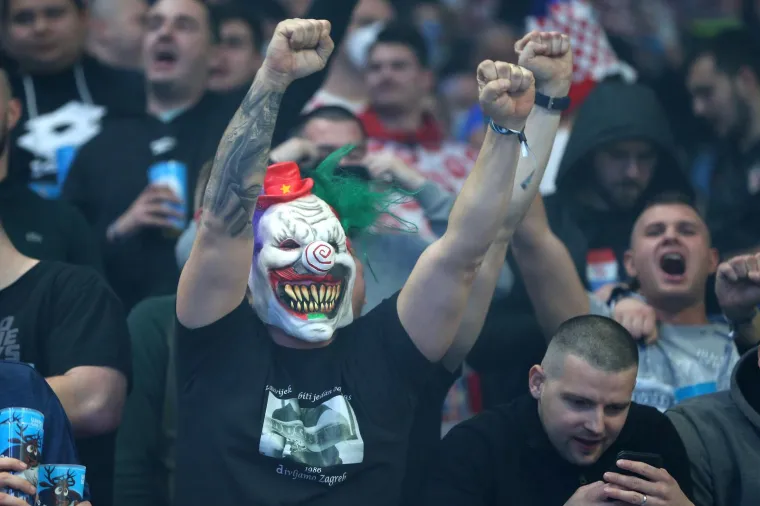 Zanimljivi prizori s utakmice Hrvatske i Srbije. Na tribinama snimljen naš navijač sa zastrašujućom maskom