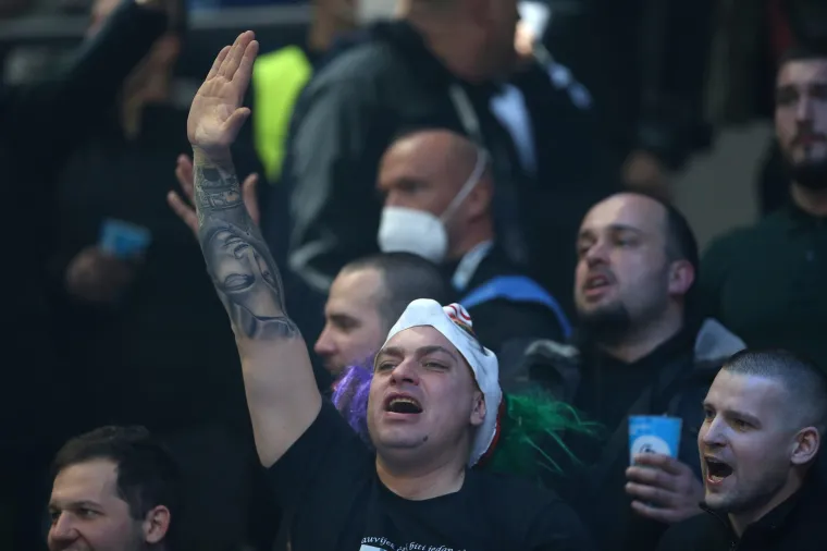 Zanimljivi prizori s utakmice Hrvatske i Srbije. Na tribinama snimljen naš navijač sa zastrašujućom maskom