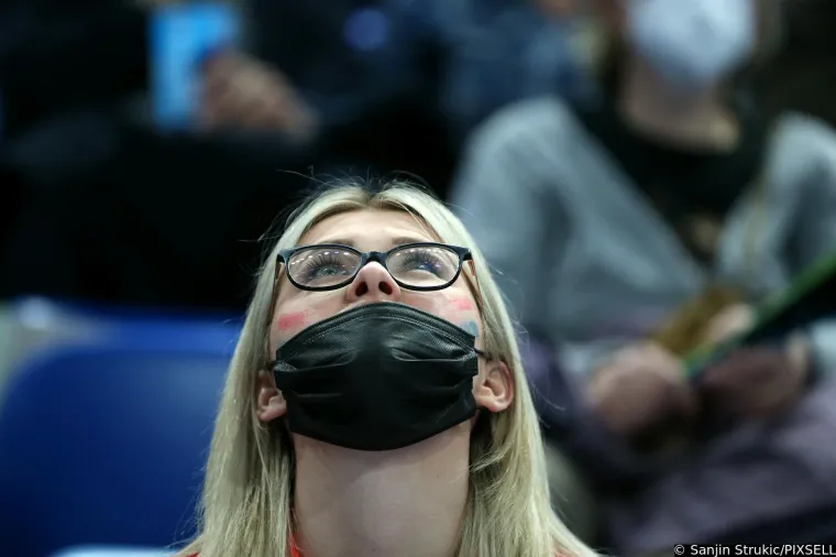 Zanimljivi prizori s utakmice Hrvatske i Srbije. Na tribinama snimljen naš navijač sa zastrašujućom maskom