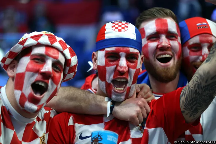 Zanimljivi prizori s utakmice Hrvatske i Srbije. Na tribinama snimljen naš navijač sa zastrašujućom maskom