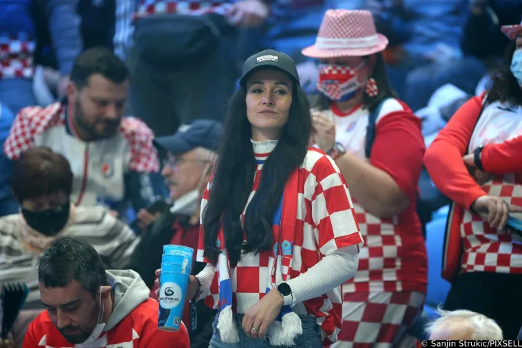 Zanimljivi prizori s utakmice Hrvatske i Srbije. Na tribinama snimljen naš navijač sa zastrašujućom maskom