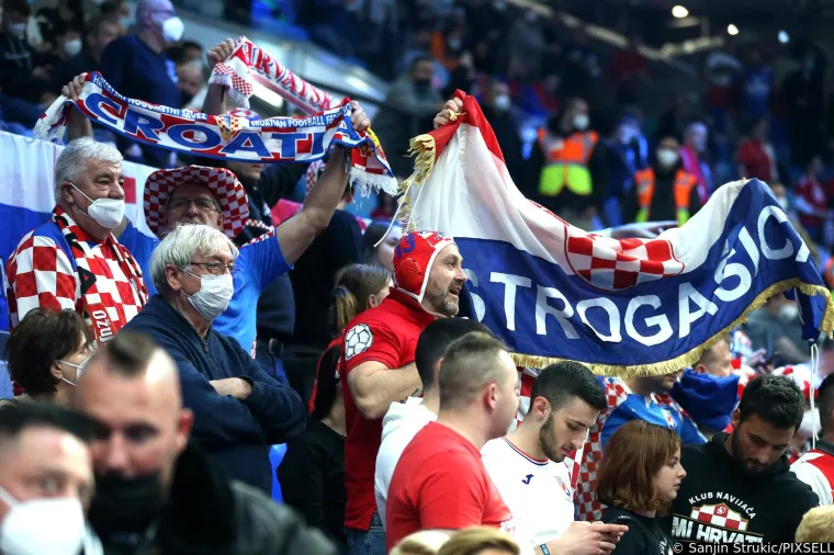 Zanimljivi prizori s utakmice Hrvatske i Srbije. Na tribinama snimljen naš navijač sa zastrašujućom maskom