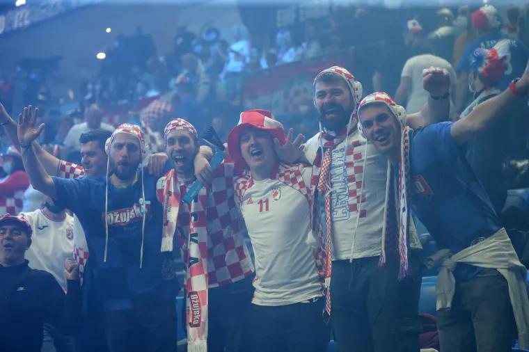 Zanimljivi prizori s utakmice Hrvatske i Srbije. Na tribinama snimljen naš navijač sa zastrašujućom maskom