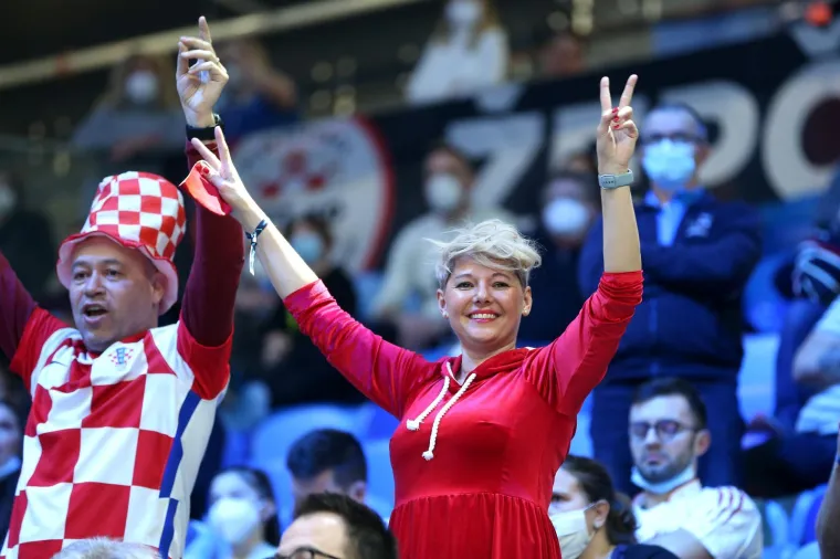 Zanimljivi prizori s utakmice Hrvatske i Srbije. Na tribinama snimljen naš navijač sa zastrašujućom maskom