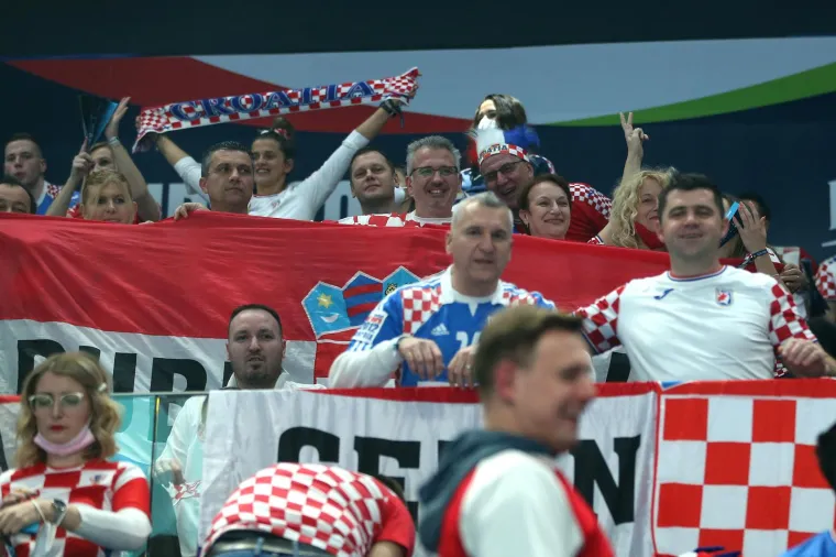 Zanimljivi prizori s utakmice Hrvatske i Srbije. Na tribinama snimljen naš navijač sa zastrašujućom maskom