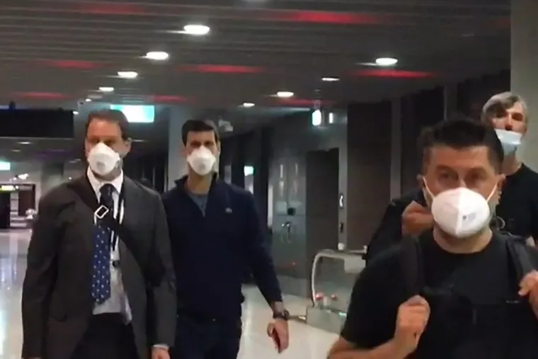 Procurile nove Đokovićeve fotografije s aerodroma, srpski list tvrdi: 'Vodili su ga kao kriminalca!'