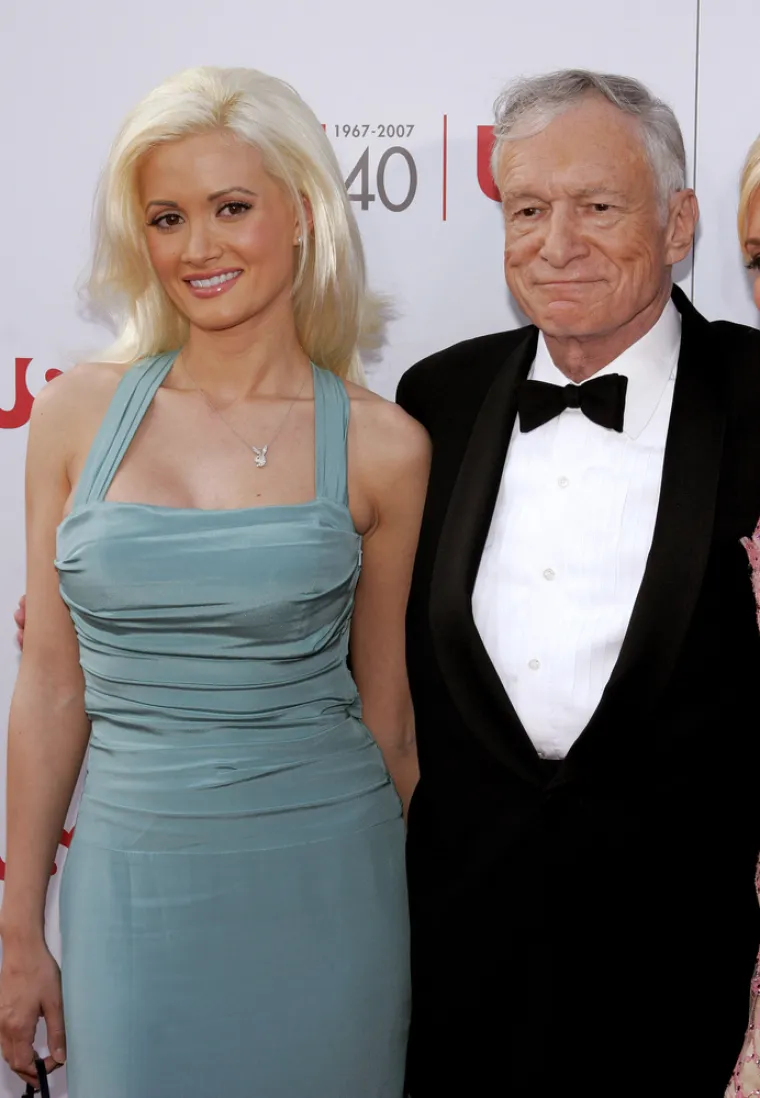 Kada se uselila Holly Madison, sve je krenulo nizbrdo. Holly Madison poznata je po svom nastupu u The Girls Next Door, Hefnerovoj reality TV emisiji i po tome da se nije pretjerano družila s drugim zečicama. Neko je vrijeme bila Heffnerova djevojka &quot;broj jedan&quot;, a na kraju je čak zamolila da se preseli u njegovu vlastitu spavaću sobu.