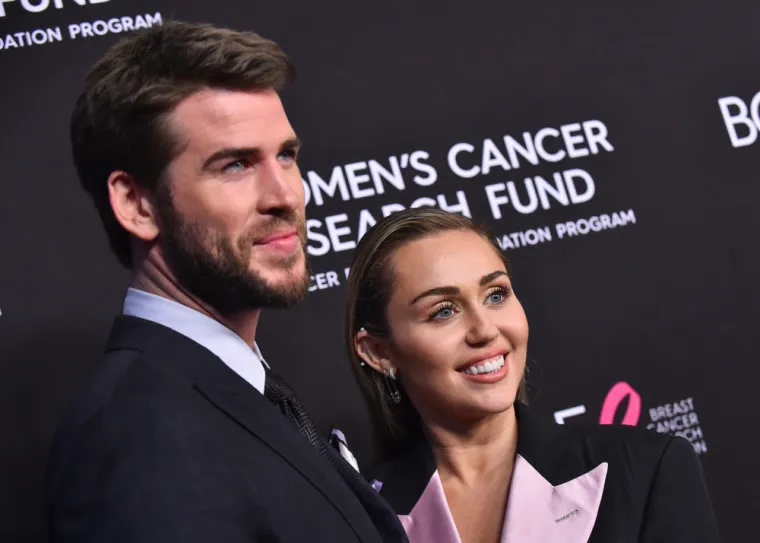 Liam Hemsworth i Miley Cyrus bili su zaručeni gotovo četiri godine kada su odlučili okončati svoju vezu 2013. Međutim, nedugo nakon prekida, obnovili su zaruke i vjenčali se 2018., u braku su izdržali samo osam mjeseci, a prije toga bili su u vezi nevjerojatnih 10 godina. 

U kolovozu je Liam podnio zahtjev za razvod braka, a uvjete su finalizirali u siječnju 2020. Bilo je &quot;previše sukoba&quot;, rekla je Miley u emisiji Howarda Sterna u prosincu 2020. &quot;Nisam provela previše vremena plačući zbog toga&quot;, dodala je pjevačica.