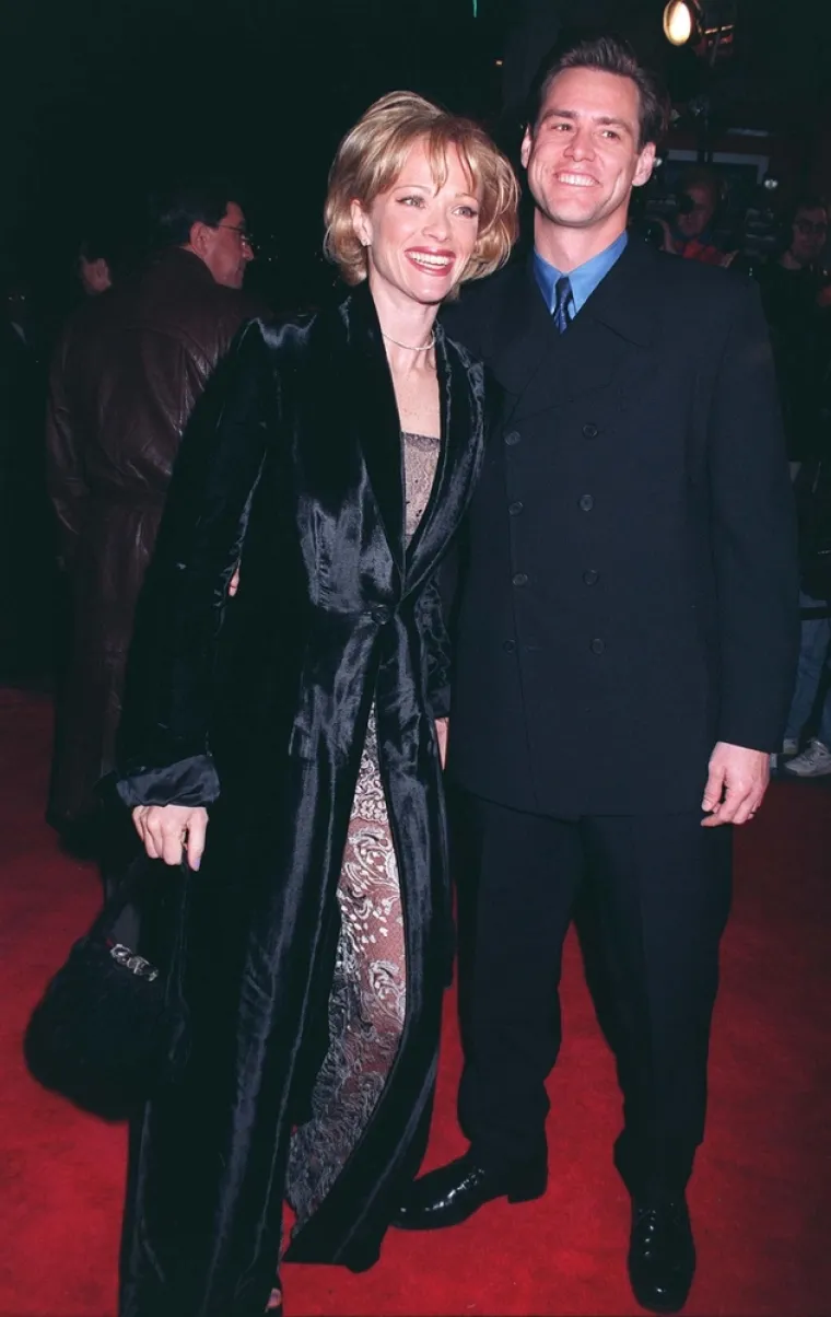 Lauren Holly i Jim Carrey navodno su godinama bili u vezi, i dok je on bio u braku s drugom ženom. &quot;Bila sam s Jimom godinama, ali ljudi nisu shvaćali. Svi misle samo na taj kratak brak, a bili smo zajedno dugo vremena&quot;, rekla je Holly za kanadski George Stroumboulopoulos Tonight 2013. godine.

Jim Carrey se nakon velike slave 1994. rastao od tadašnje žene i 1995. se vjenčao za glumicu Lauren Holly što je izazvalo razne reakcije. Mnogi mediji su tada pisali da je Holly bila Jimova ljubavnica, osim toga, brak s tada poznatom zvijezdom filma &quot;Glup i guplji&quot;, Holly je pomogao da se domogne holivudske slave. Zbog raznih priča, Jim i Holly su okončali svoj brak 1996.