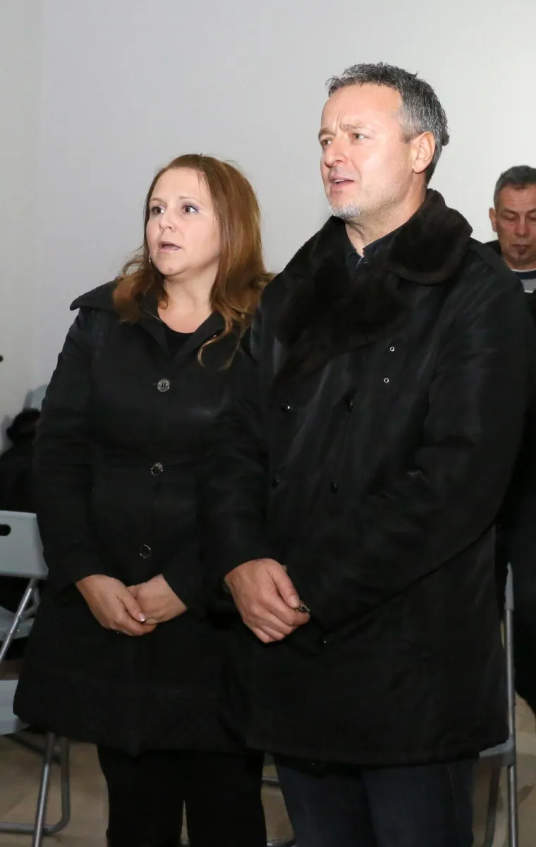 Nakon neuspješnog braka s Danijelom Martinović, Marko Perković Thompson sreću je pronašao u diplomiranoj ekonomistici Sandri koja se iz ljubavi prema pjevaču preselila se iz rodne Kanade. Do sad mu je rodila čak petero djece: dva sina i tri kćeri - Šimuna, Antu, Divu i blizanke Katarinu i Cvitu. 