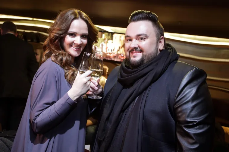 Pjevač Jacques Houdek otkrio je jednom prilikom da mu je supruga Brigita velika podrška u svemu i da je u njihovom odnosu ključ uspjeha povjerenje. Njihova ljubav opjevana je i u pjesmi &quot;Kraljica“ u kojoj je Brigita imala glavnu ulogu. Jacquesova supruga s vremena na vrijeme obavlja i posao vizažistice u pojedinim videospotovima. &quot;Ja sam jako sretan čovjek jer je Brigita prije svega supruga i majka i to sjajna. Domaćica je, ali naravno da uskače&quot;, otkrio je.