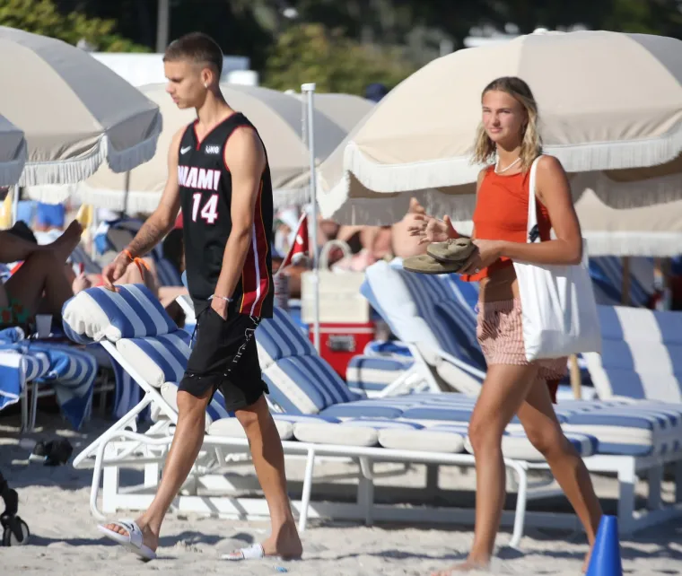 Sin legendarnog nogometaša ne srami se biti nježan: Manekenku je poljupcima napao na plaži...