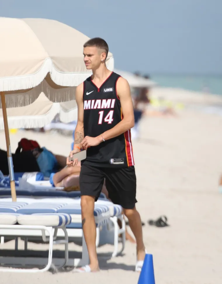 Sin legendarnog nogometaša ne srami se biti nježan: Manekenku je poljupcima napao na plaži...