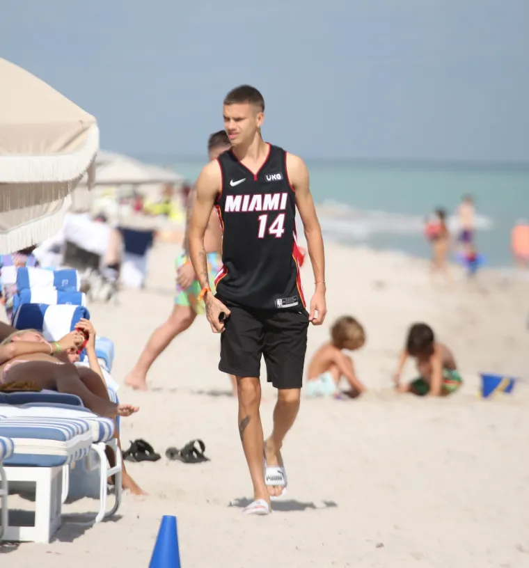 Sin legendarnog nogometaša ne srami se biti nježan: Manekenku je poljupcima napao na plaži...