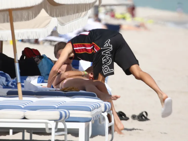 Sin legendarnog nogometaša ne srami se biti nježan: Manekenku je poljupcima napao na plaži...