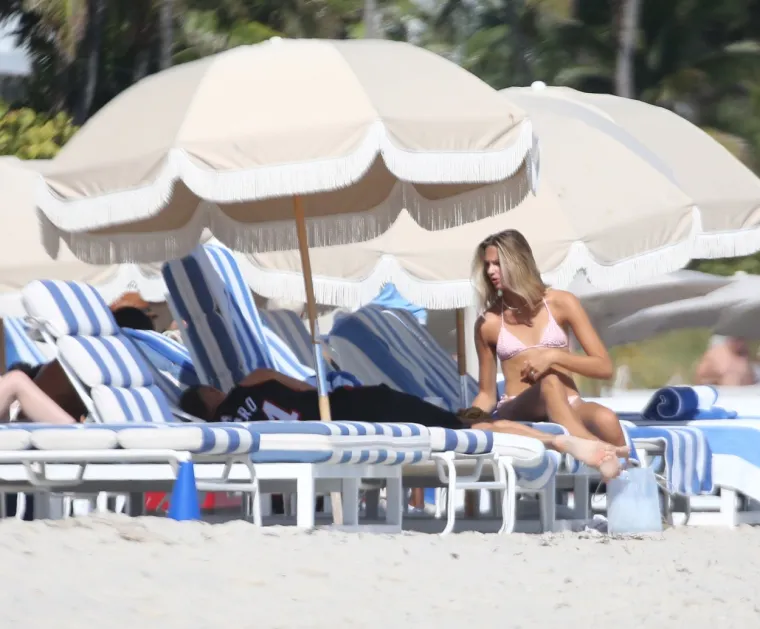 Sin legendarnog nogometaša ne srami se biti nježan: Manekenku je poljupcima napao na plaži...