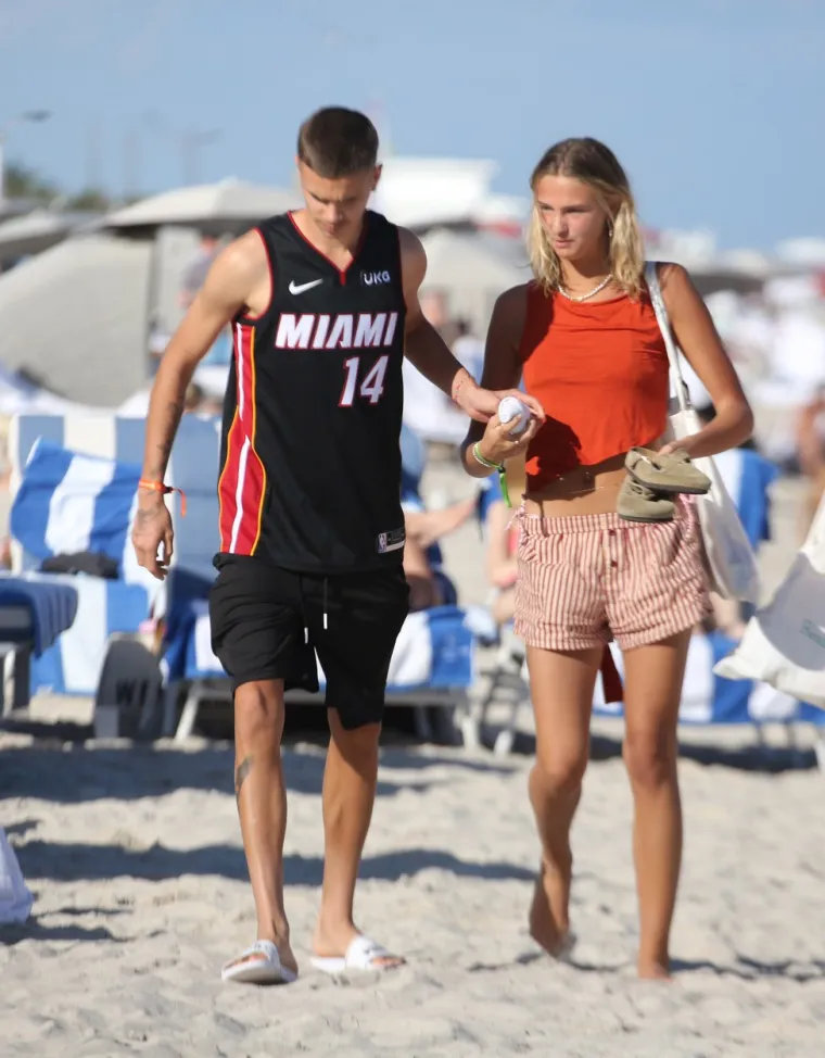 Sin legendarnog nogometaša ne srami se biti nježan: Manekenku je poljupcima napao na plaži...