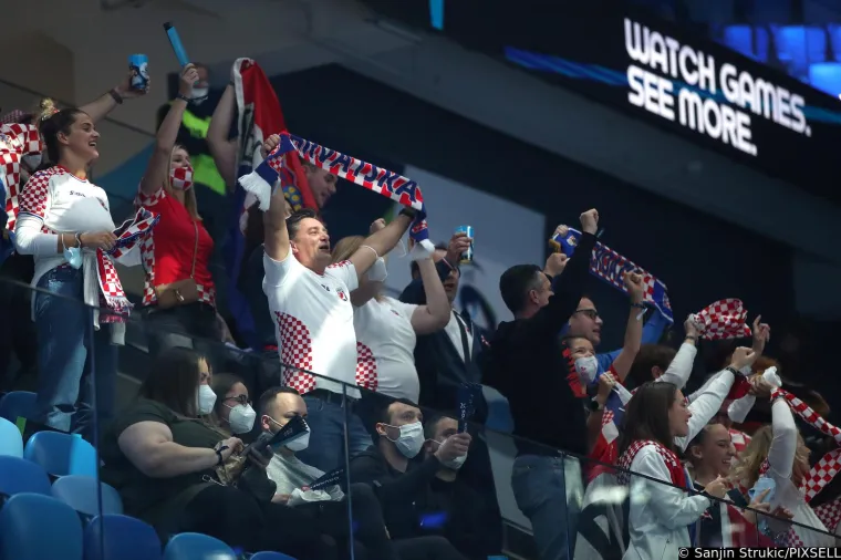 Jeste li primijetili &scaron;to jedan hrvatski navijač ima na majici? Ovaj detalj odmah je zapeo za oko svima