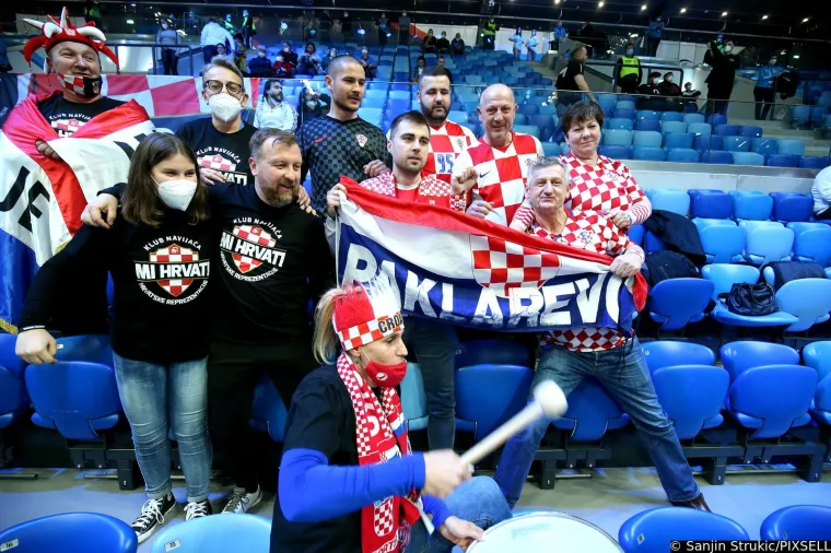 Jeste li primijetili &scaron;to jedan hrvatski navijač ima na majici? Ovaj detalj odmah je zapeo za oko svima