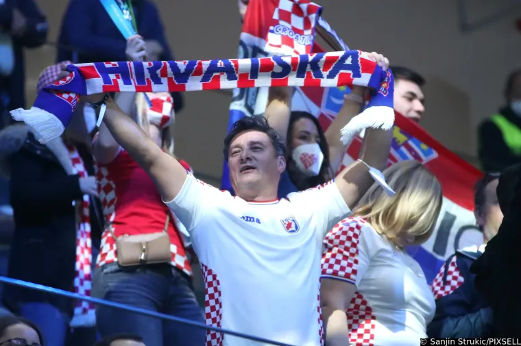 Jeste li primijetili &scaron;to jedan hrvatski navijač ima na majici? Ovaj detalj odmah je zapeo za oko svima