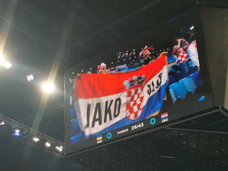 Jeste li primijetili &scaron;to jedan hrvatski navijač ima na majici? Ovaj detalj odmah je zapeo za oko svima