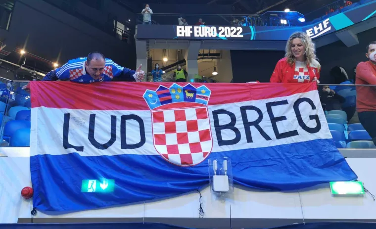 Jeste li primijetili &scaron;to jedan hrvatski navijač ima na majici? Ovaj detalj odmah je zapeo za oko svima