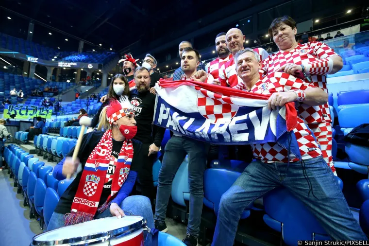 Jeste li primijetili &scaron;to jedan hrvatski navijač ima na majici? Ovaj detalj odmah je zapeo za oko svima