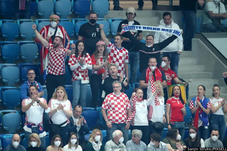 Jeste li primijetili &scaron;to jedan hrvatski navijač ima na majici? Ovaj detalj odmah je zapeo za oko svima