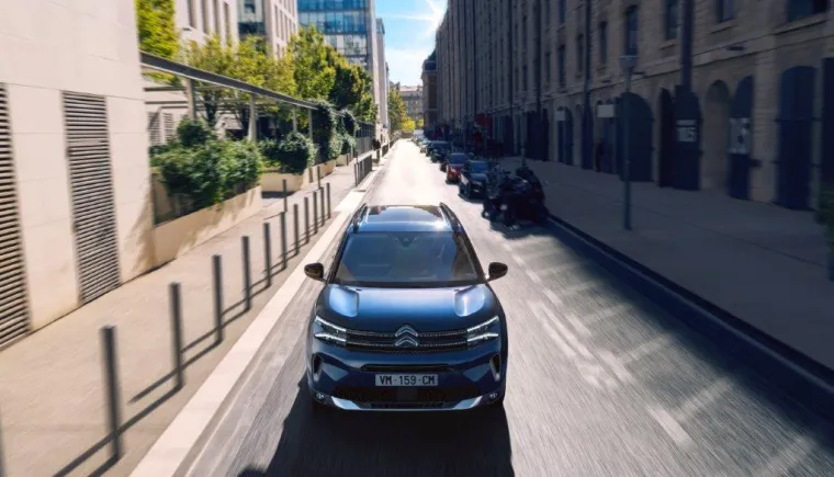 Prednja strana sada je okomitija i modernija, čime se pojačava dojam širine i karakter ovog impozantnog i sigurnog vozila.