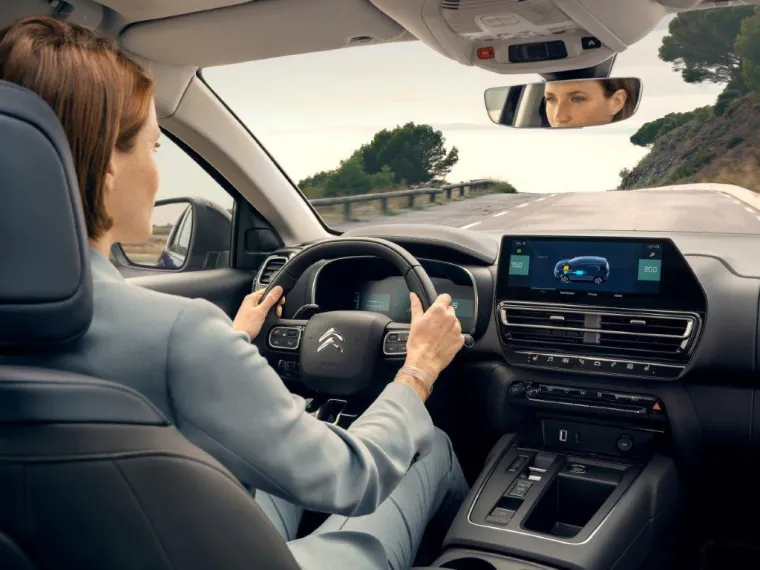 Unutra&scaron;njost krase novi dizajn dodirnog tableta dijagonale 10 inča i sredi&scaron;nje konzole.