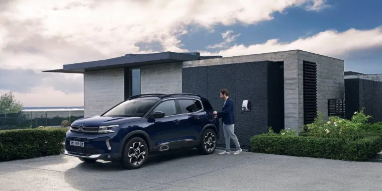 Vozač novog C5 na raspolaganju ima 20 standardnih sustava za pomoć u vožnj koji se brinu za sigurnost putnika.