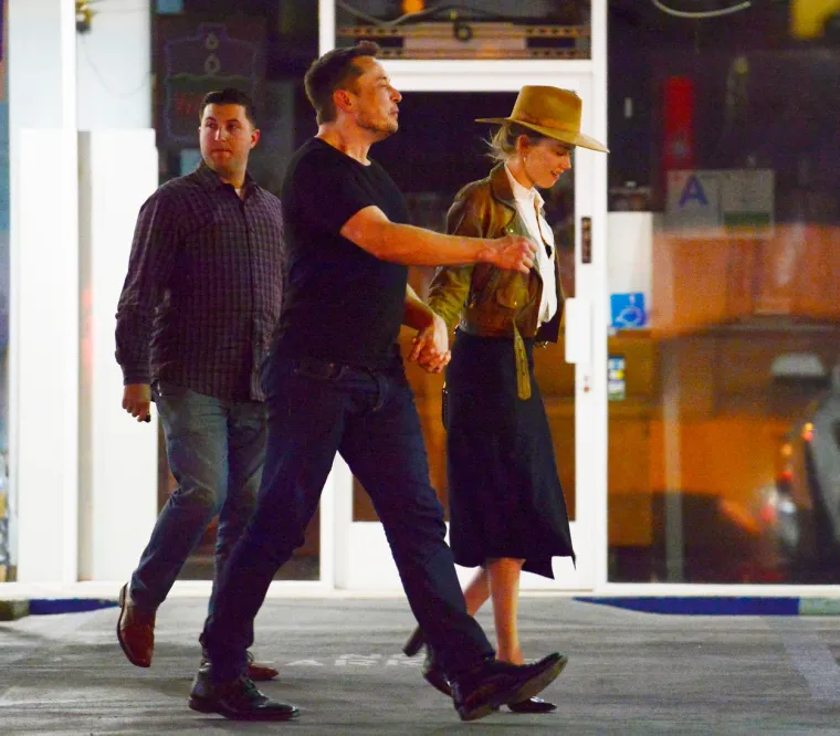 Nedugo nakon razvoda, Amber je viđena s Elonom Muskom. Depp je tvrdio kako ga je s multimilijarderom varala dok su bili u braku. 