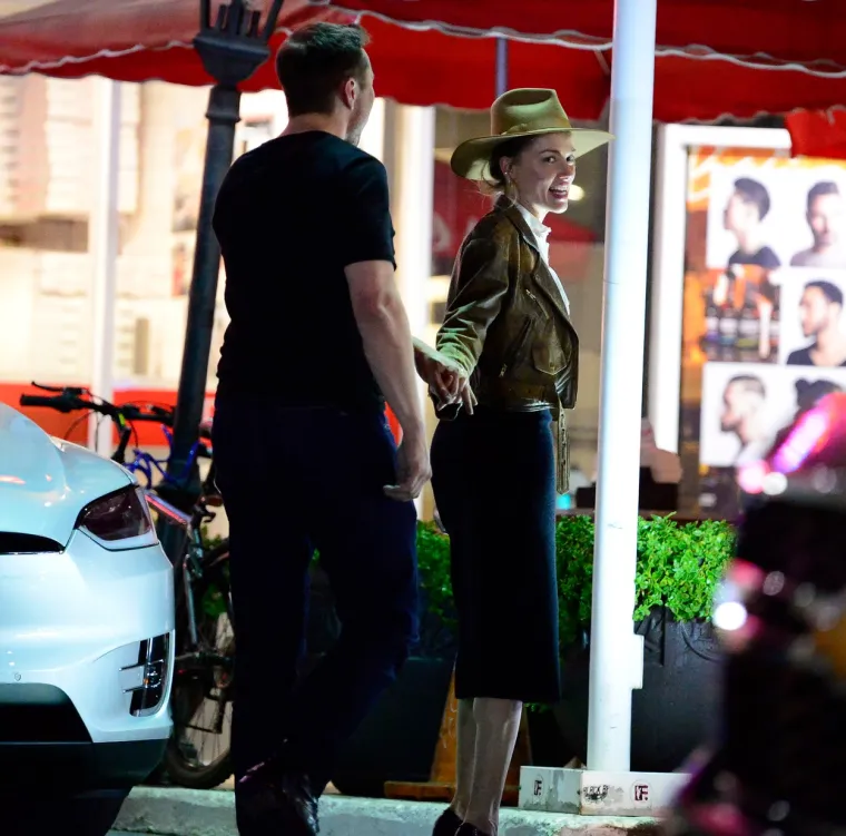 No, romansa nije dugo trajala. Prvi su put prekinuli 2017. godine zbog prenatrpanih rasporeda. Zatim su se godinu dana poslije ponovno spojili, no nisu uspjeli ni tada. Elon je nedugo nakon prekida u intervjuu za slavni časopis Rolling Stone plakao za glumicom. 